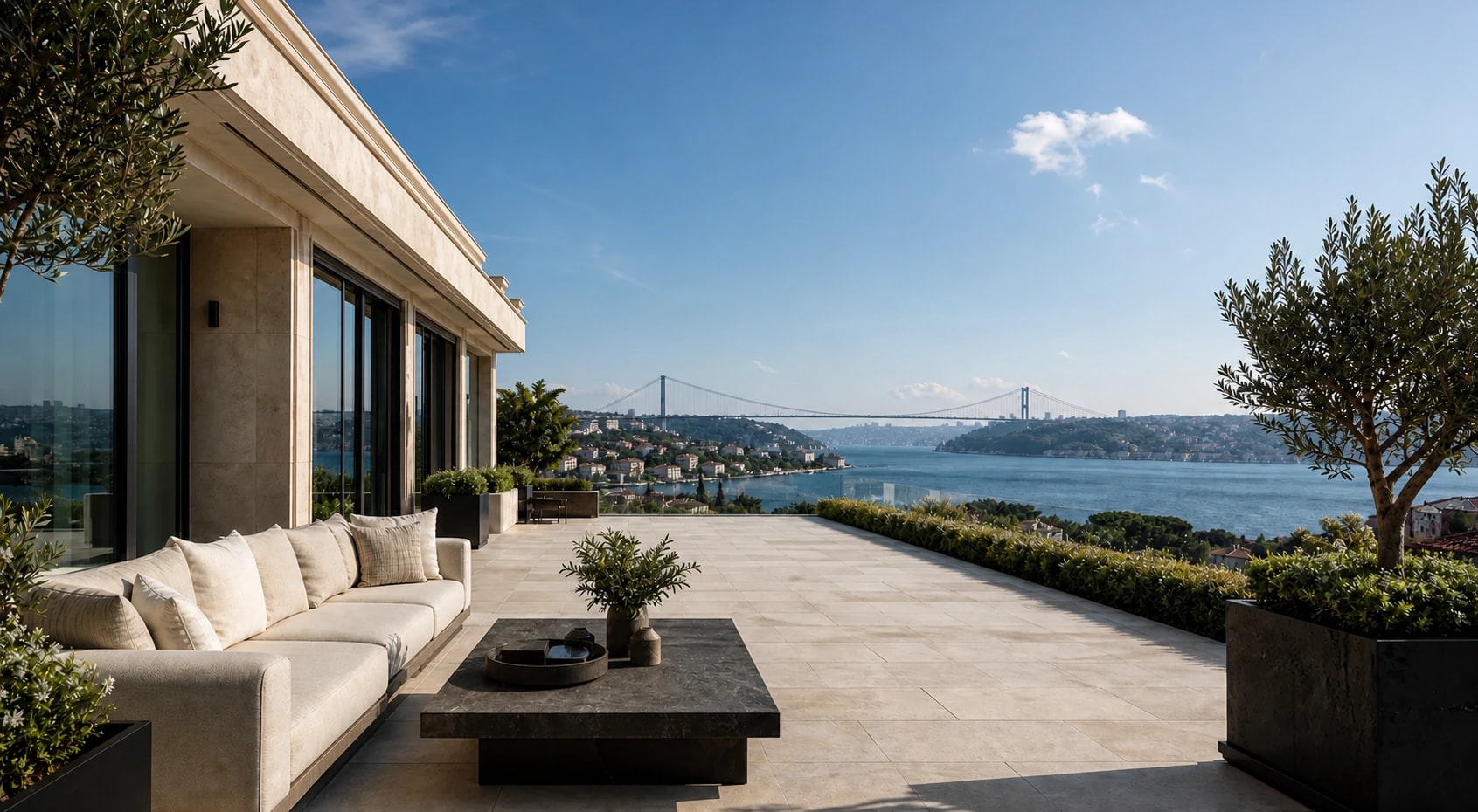 Boğaz manzaralı modern bir teras
